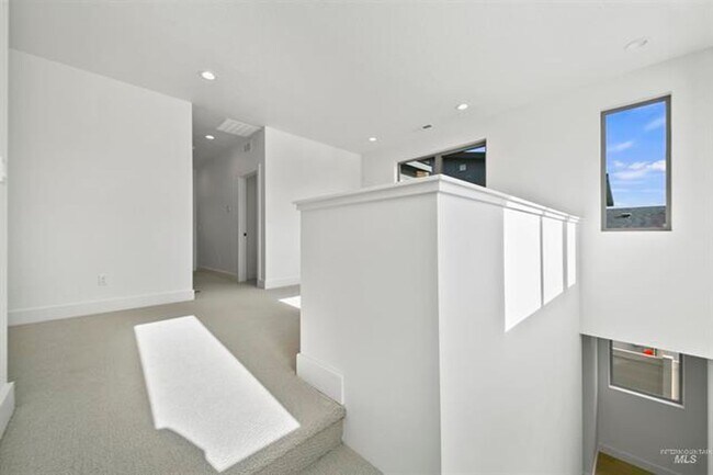 Building Photo - AstoriaTownHome