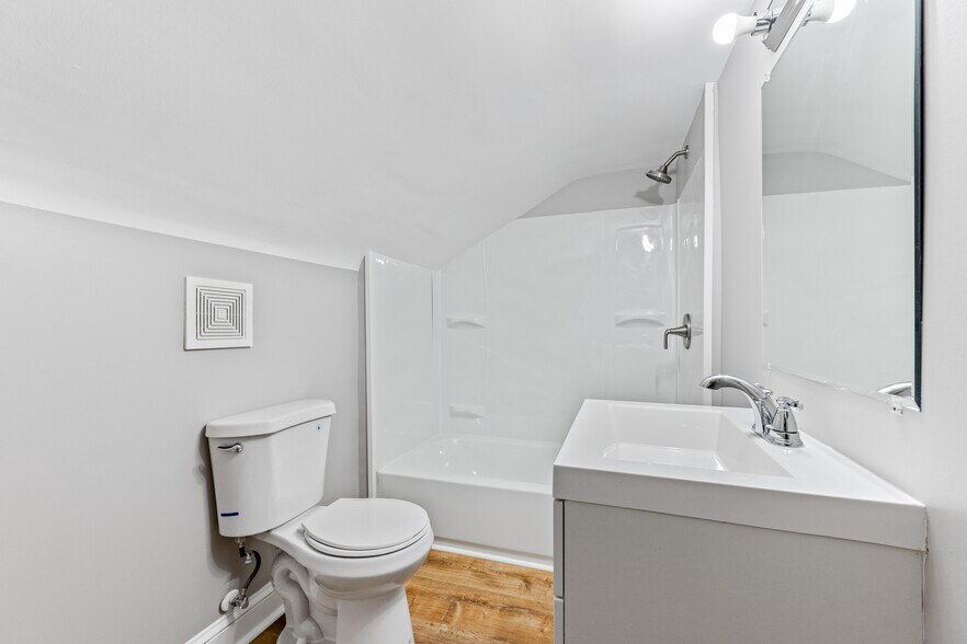 Building Photo - 2921 Glenmore Ave