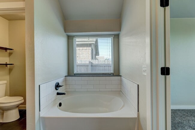 Building Photo - Desirable Home In Valencia Park!