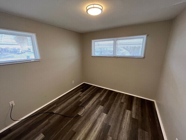 Building Photo - Recently Renovated Three Bedroom Move In R...