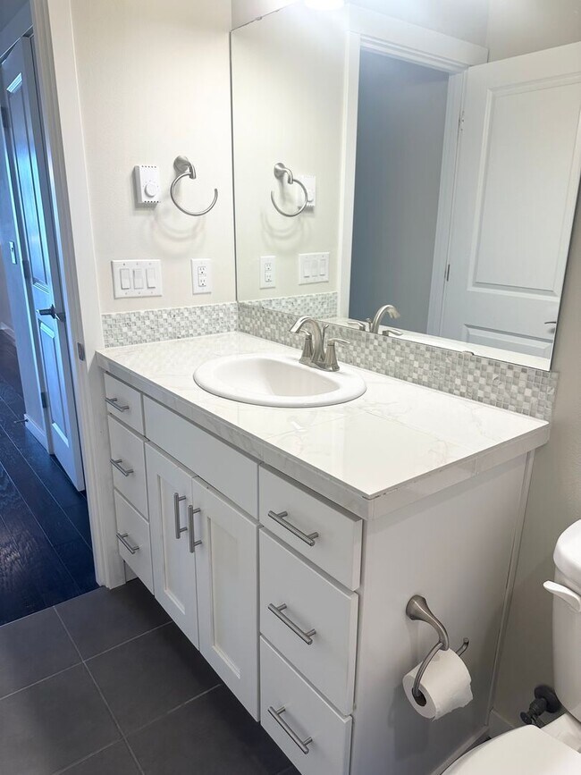 Building Photo - Modern 2-bed, 2-bath Townhome in Shoreline.