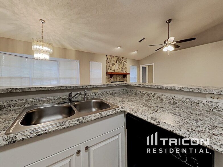 Building Photo - 14638 Coronado Dr