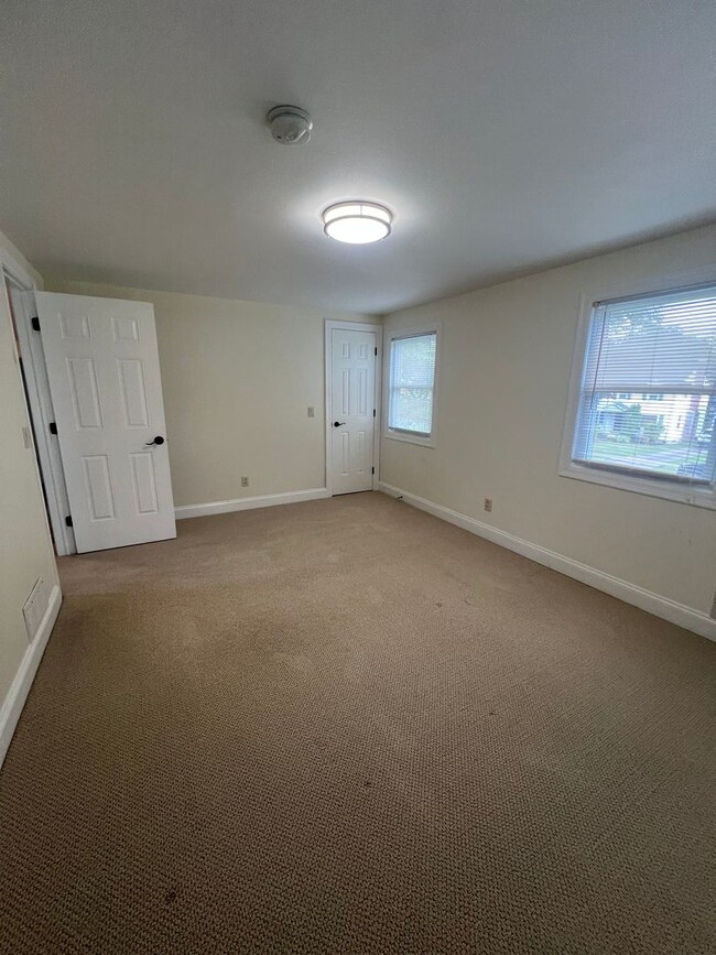 Building Photo - 3 Bed, 1.5 Bath Near U of R, Strong & Coll...