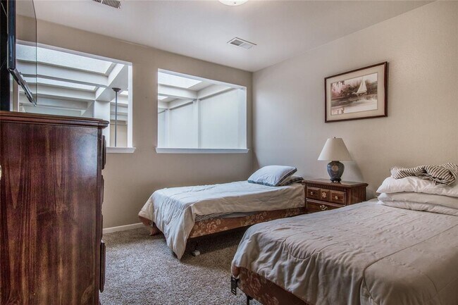 Building Photo - 9344 Briar Forest Dr