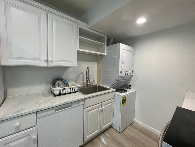 Building Photo - 4199 University Dr