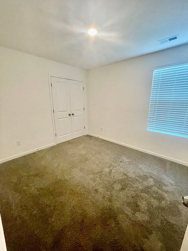 Building Photo - Welcome to this stunning 5-bedroom, 2-bath...