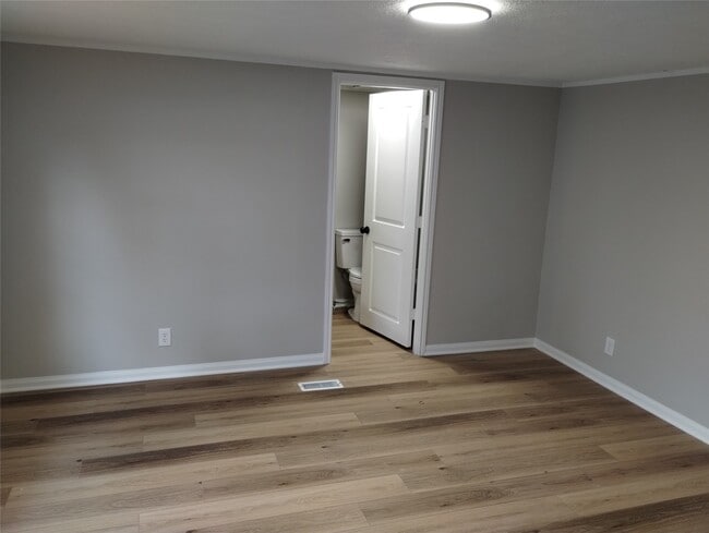Building Photo - 1121 Edgewood Dr