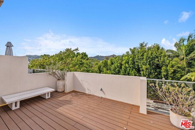 Building Photo - 1251 N Formosa Ave