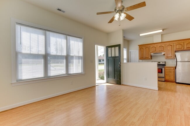 Building Photo - 955 Poquoson Ave