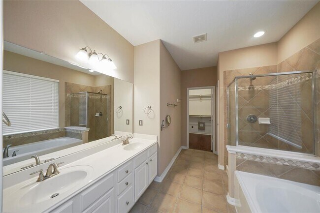 Building Photo - 8406 Oak Villa Ct