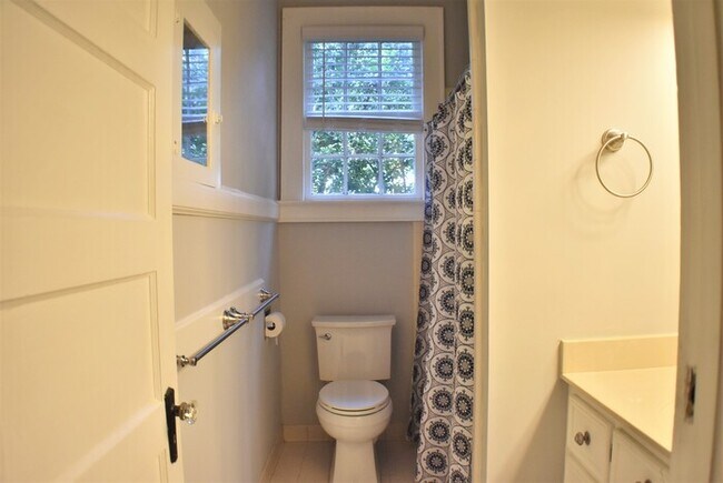 Building Photo - 2417 Blossom St