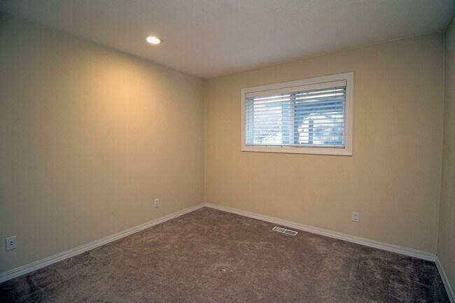 Building Photo - Gorgeous, Remodeled 3 Bed/2 Bath Mid-Century Ranch on Huge Lot – Lake Oswego!