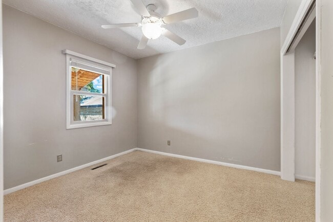 Building Photo - 4 BED 2.5 BATH HOME IN REXBURG