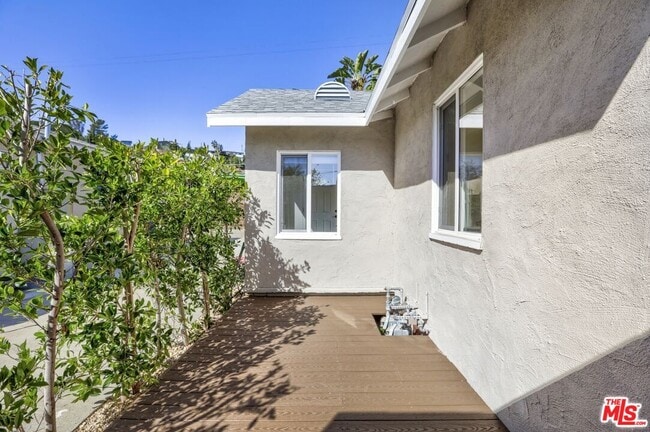 Building Photo - 1722 N Ave 45