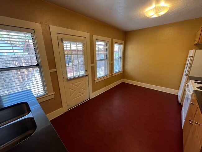Building Photo - Historic Downtown Bend 1 Bed/1 Bath Unit - Harriman Street