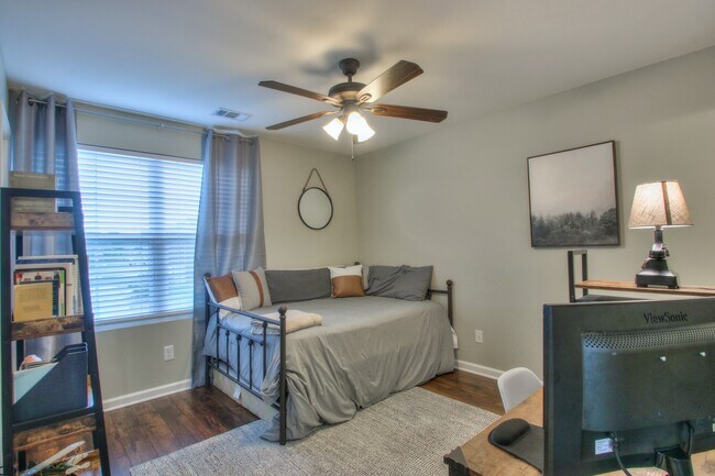 Building Photo - 1215 Riverbrook Dr
