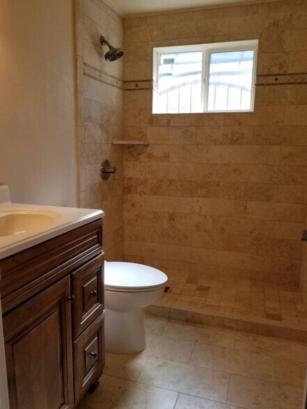 Building Photo - 1827 E 9th St