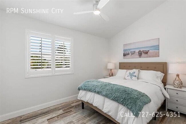 Building Photo - 14024 N Bayshore Dr