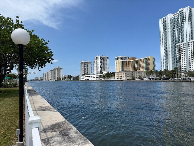 Building Photo - 800 Parkview Dr