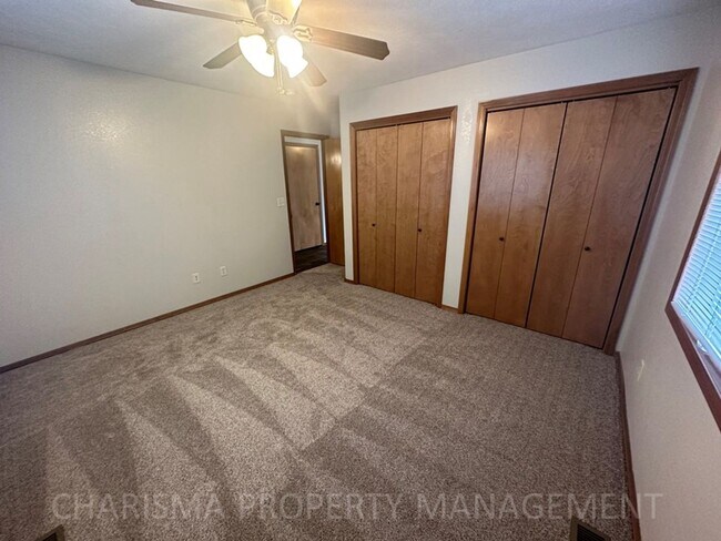 Building Photo - 4 BEDROOM, 2 BATH TOWN HOME, PET FRIENDLY, AMENITY FILLED, DOUBLE ATTACHED GARAGE!