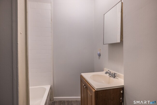 Building Photo - 1995 Main St