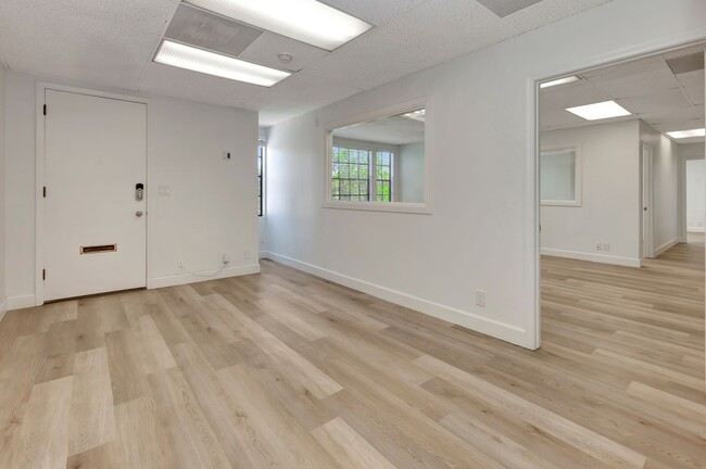Building Photo - 14751 Plaza Dr