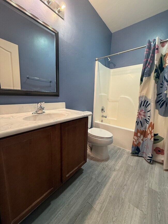 Building Photo - HOUSE FOR RENT