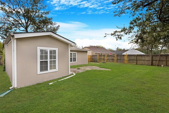 Building Photo - 22727 Hawkwood Dr