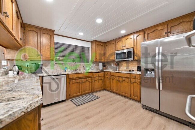 Building Photo - 9635 Oak Leaf Way