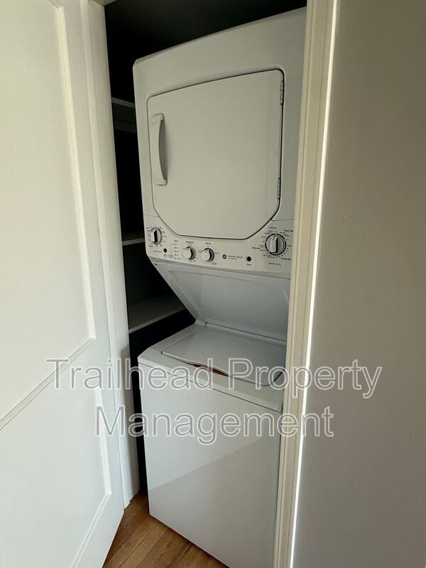 Building Photo - 320 E Gregory Blvd