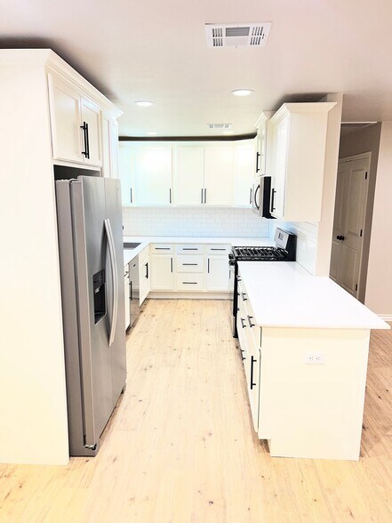 Building Photo - 1615 Iowa St