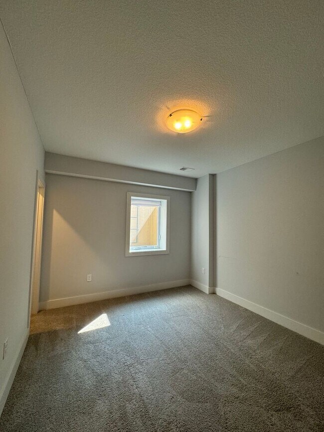Building Photo - 4 Bedroom, 3 1/2 bathroom in Olathe!
