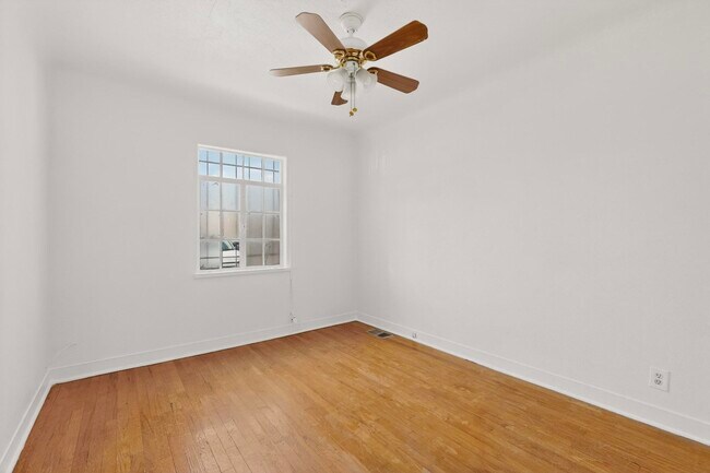 Building Photo - 116 Columbia Dr SE