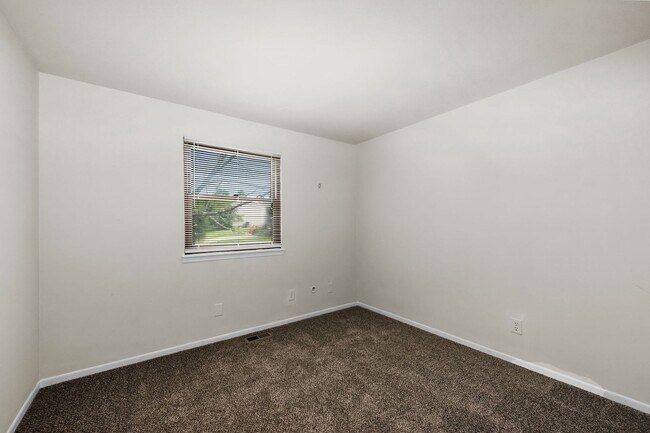 Building Photo - 2700 Queenswood Dr