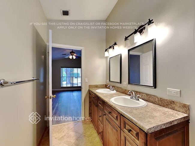 Building Photo - 13036 Meadowbreeze Dr