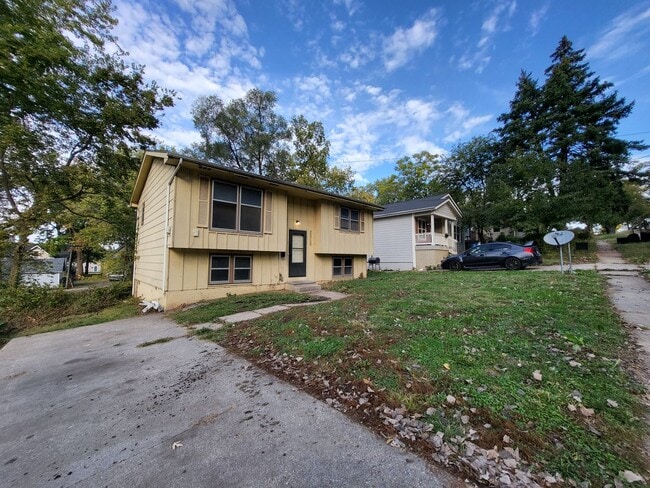 Building Photo - Spacious 4 bedroom home!