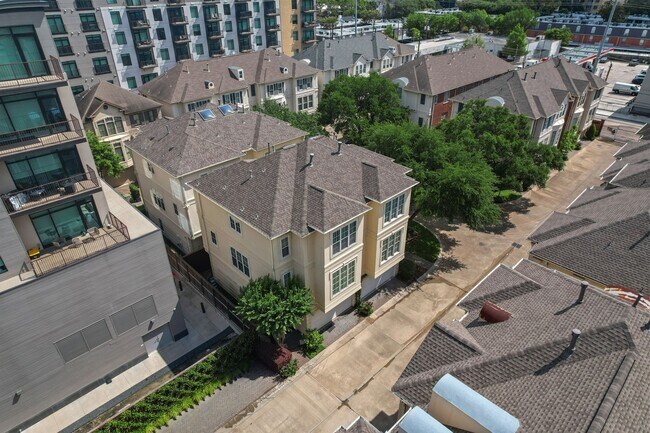 Building Photo - 1918 Greenwich Terrace Dr