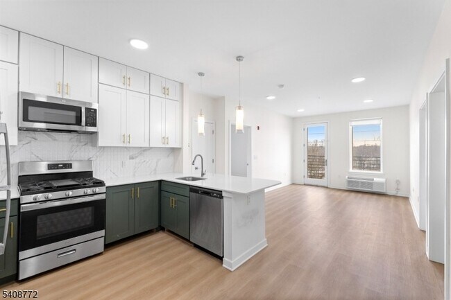 Building Photo - 321 E 3rd St