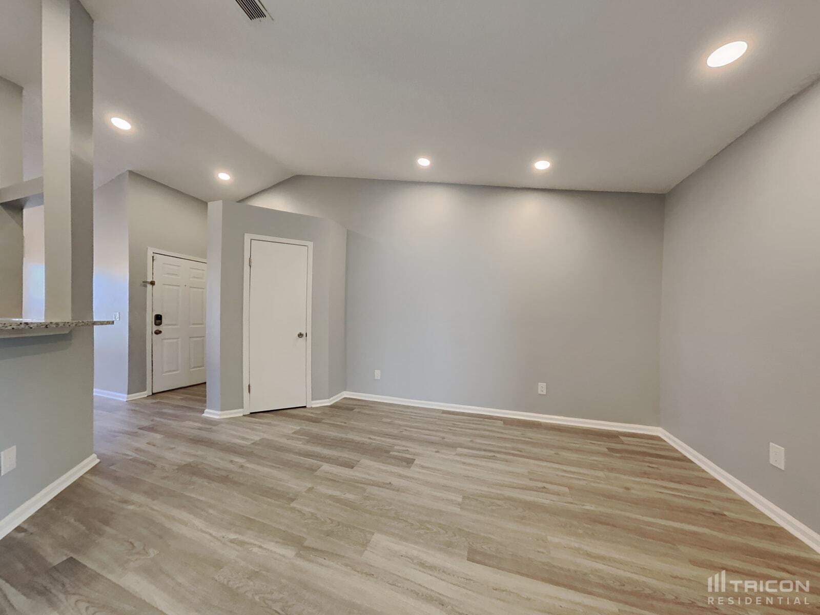 Building Photo - 1707 Ashwood Cir