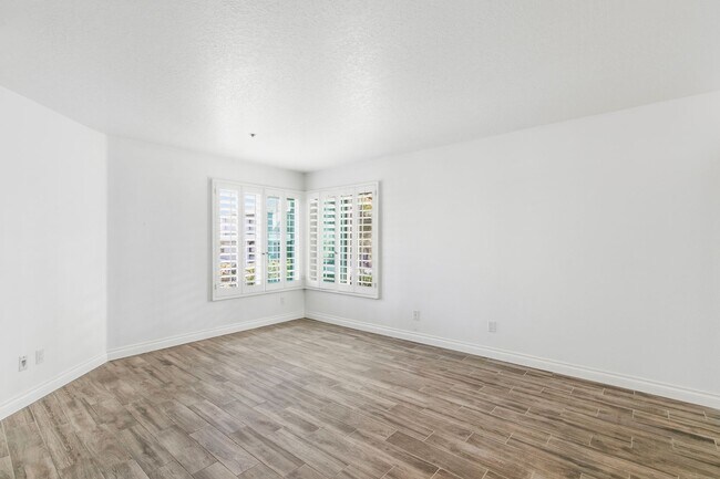 Building Photo - Ocean and Newport Harbor Views