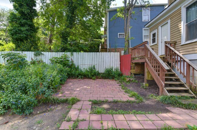 Building Photo - Charming 2 bedroom 1 bath home in Elmwood ...