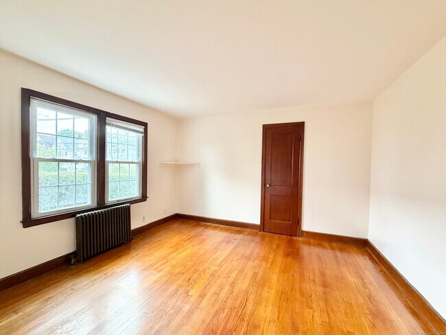 Building Photo - 820 Brewster St