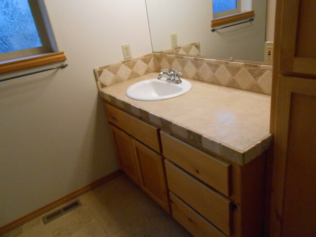 Building Photo - 1021 SW Crosscut Ct