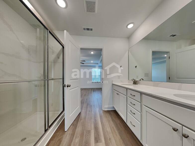 Building Photo - 304 Sharpe Ct