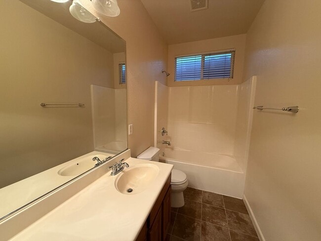 Building Photo - 1985 Linden Rd