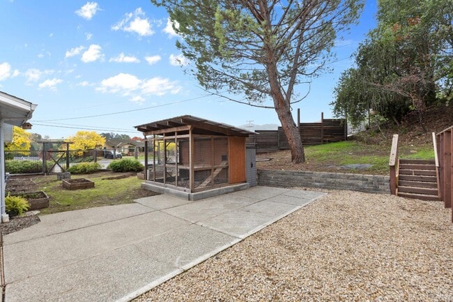 Building Photo - 700 Tamarack Dr