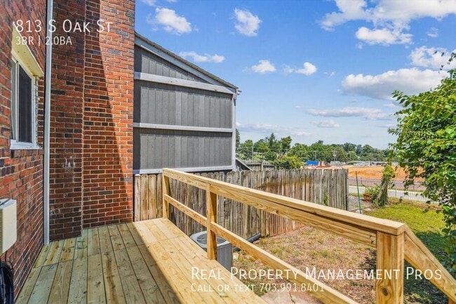 Building Photo - 813 S Oak St