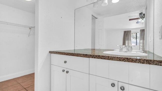 Building Photo - Spacious 1-bedroom, 1.5-bath, two-story Ki...