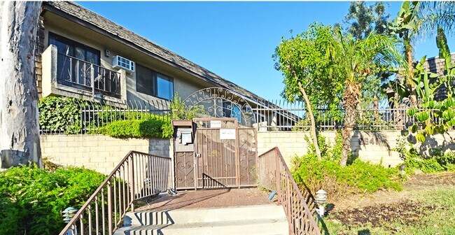 Building Photo - 8641 Glenoaks Blvd