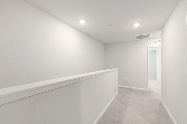 Building Photo - Bright & Beautiful! Modern 3-Bedroom Townh...